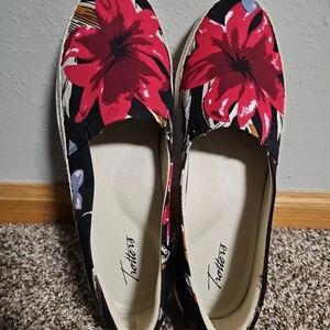 Trotters Women's Floral Slip-On Shoes - Black and Red